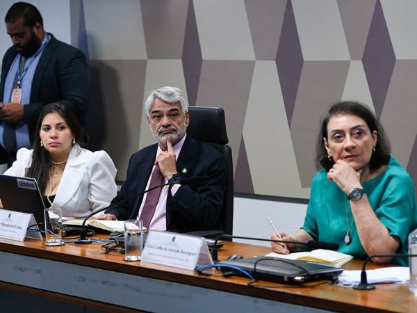 Mesa: 
advogada Bruna Mendes Morato; 
presidente da CAS, senador Humberto Costa (PT-PE); 
presidente da Sociedade Brasileira de Bioética (SBB), Elda Coelho de Azevedo Bussinguer.