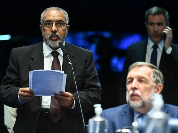 À bancada, em pronunciamento, senador Paulo Paim (PT-RS).