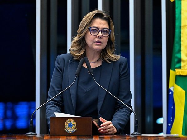 Em discurso, à tribuna, senadora Leila Barros (PDT-DF).