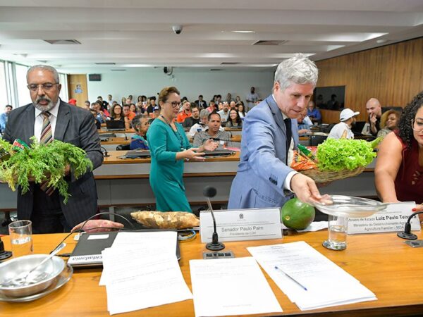 Presidente da CDH, senador Paulo Paim (PT-RS), e o ministro de Estado do Desenvolvimento Agrário e Agricultura Familiar (MDA), Luiz Paulo Teixeira, posam para fotografia exibindo alimentos produzidos pelo Movimentos dos Pequenos Agricultores (MPA).