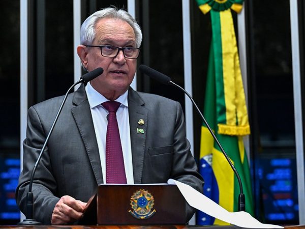 Em discurso, à tribuna, senador Hermes Klann (PL-SC).