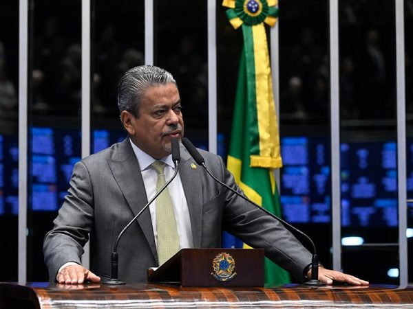 Deputado Marcel van Hattem (Novo-RS) em discurso à tribuna.