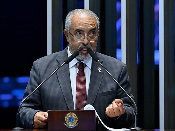 Em discurso,  à tribuna, senador Paulo Paim (PT-RS).