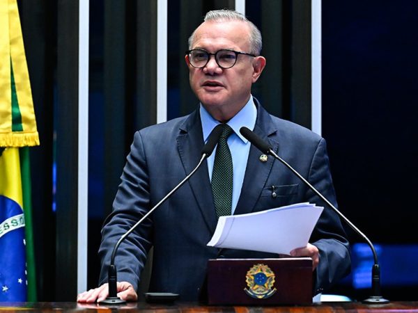 À tribuna, em discurso, senador Wellington Fagundes (PL-MT).