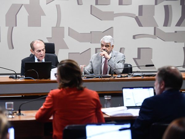 Ao lado de Marcelo Castro, presidente da CAS ( à esq.), Humberto Costa, autor do requerimento para audiência Edilson Rodrigues/Agência Senado