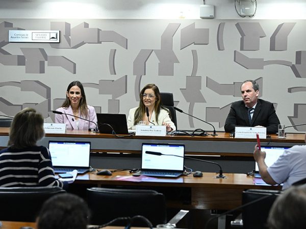 Mesa: 
cientista, professora e pesquisadora na Baylor College of Medicine, nos Estados Unidos, Lívia Schiavinato Eberlin;
vice-presidente da CAS, senadora Dra. Eudócia (PL-AL);
gerente médico do Laboratório Clínico de Medicina Diagnóstica do Hospital Israelita Albert Einstein, Carlos Eduardo dos Santos Ferreira.