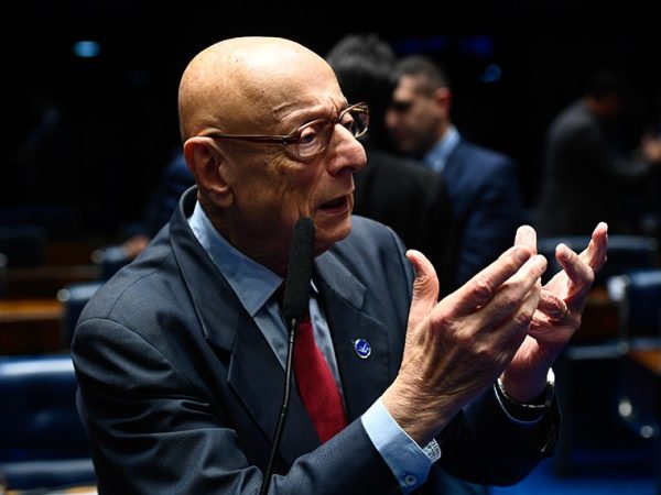 Em pronunciametno, à bancada, senador Esperidião Amin (PP-SC).