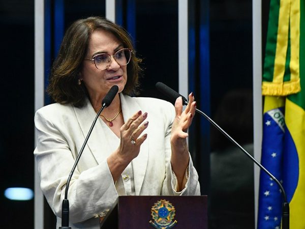 À tribuna, senadora Damares Alves (Republicanos-DF) - em discurso.