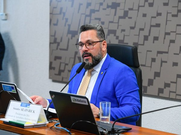 À mesa, presidente da CRA, senador Alan Rick (União-AC), conduz reunião.