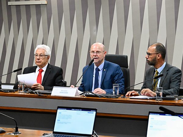 imagem_materia Mesa:
presidente da CPCMS, deputado Arlindo Chinaglia (PT-SP);
deputado Bohn Gass (PT-RS).