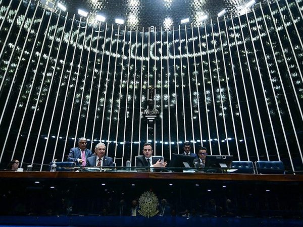 Na sessão plenária desta quarta, na mesa, Angelo Coronel (à esq.) ao lado de Rodrigo Pacheco Pedro França/Agência Senado