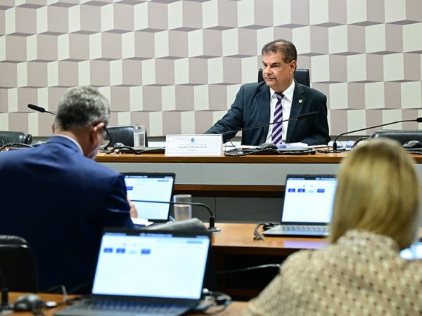 Mesa: 
presidente da CRE, senador Nelsinho Trad (PSD-MS).