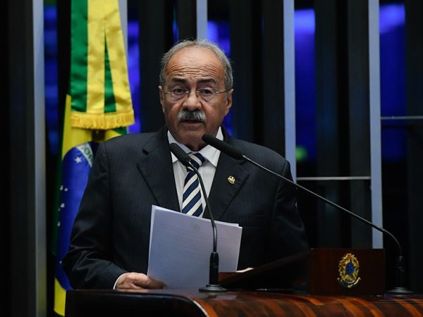 Em discurso, à tribuna, senador Chico Rodrigues (PSB-RR).