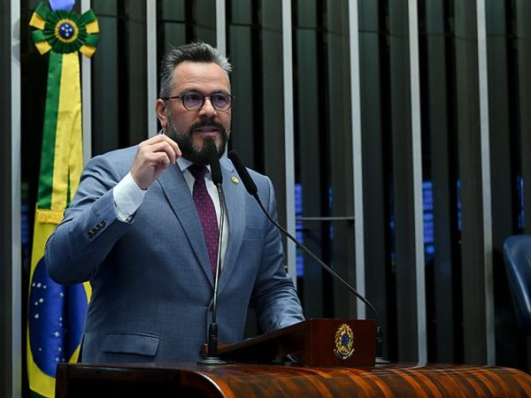 imagem_materia À tribuna, em discurso, senador Alan Rick (União-AC).