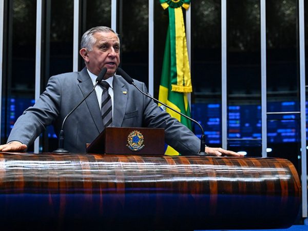Em discurso, à tribuna, senador Izalci Lucas (PL-DF).