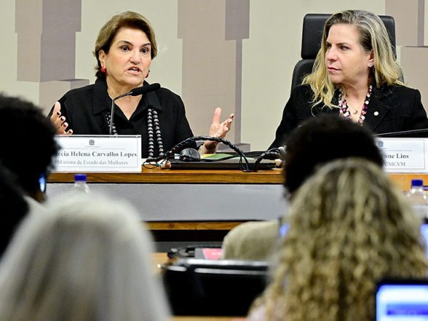 imagem_materia Mesa:
ministra de Estado das Mulheres, Márcia Helena Carvalho Lopes;
presidente da CMCVM, deputada Luizianne Lins (PT-CE).