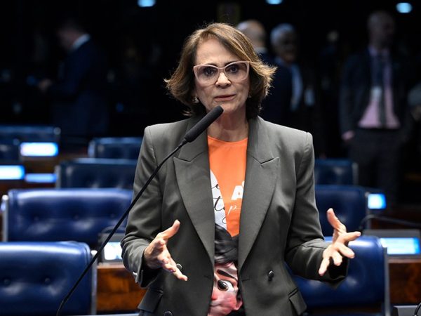 Em pronunciamento, à bancada, senadora Damares Alves (Republicanos-DF).