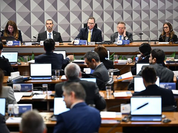 imagem_materia Mesa:
consultor-geral de Orçamentos, Fiscalização e Controle do Senado Federal, Flávio Diogo Luz;
presidente do Grupo de Trabalho de Consultorias de Orçamento da OCDE, Mark Hadley;
presidente da Comissão Mista de Orçamento (CMO) do Congresso do Brasil, senador Efraim Filho (União-PB);
chefe de Gestão Pública e Orçamento da OCDE, Jón Blöndal.
