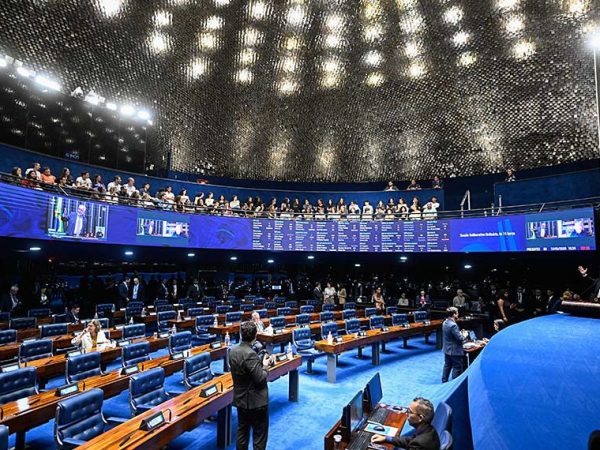 À tribuna, em discurso, senador Jaques Wagner (PT-BA). O parlamentar registra a presença dos estudantes.