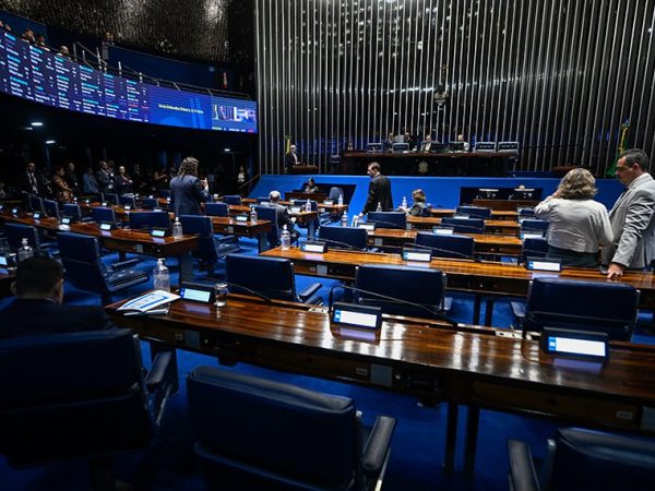 Mesa: 
4º secretário da Mesa do Senado Federal, senador Laércio Oliveira (PP-SE), conduz sessão;
secretário-geral da Mesa do Senado Federal, Danilo Augusto Barboza de Aguiar.