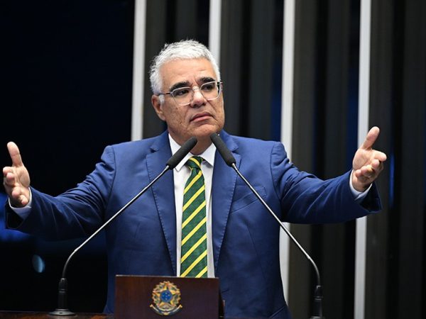 À tribuna, em discurso, senador Eduardo Girão (Novo-CE).