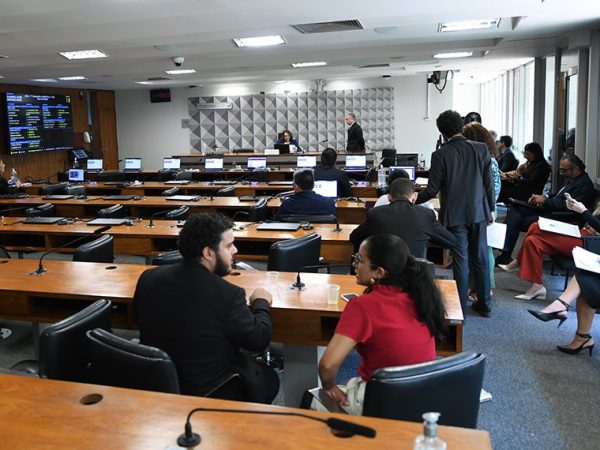 À mesa, presidente da CDH, senadora Damares Alves (Republicanos-DF), conduz reunião.