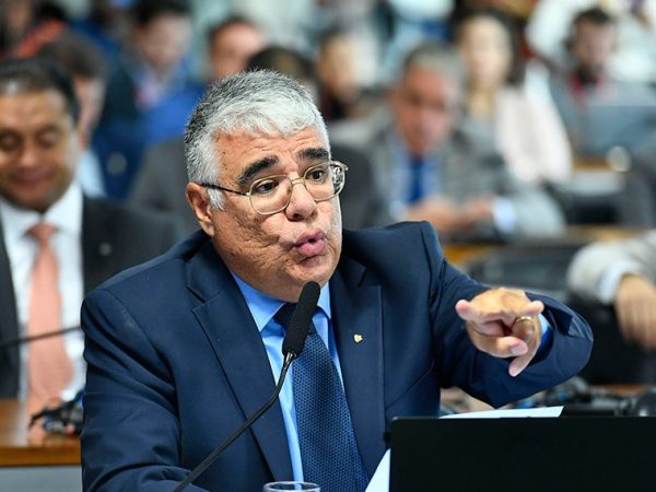 Em pronunciamento, à bancada, senador Eduardo Girão (Novo-CE).