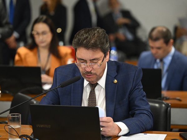 imagem_materia Em pronunciamento, à bancada, relator do PL 2.944/2022, senador Wilder Morais (PL-GO).