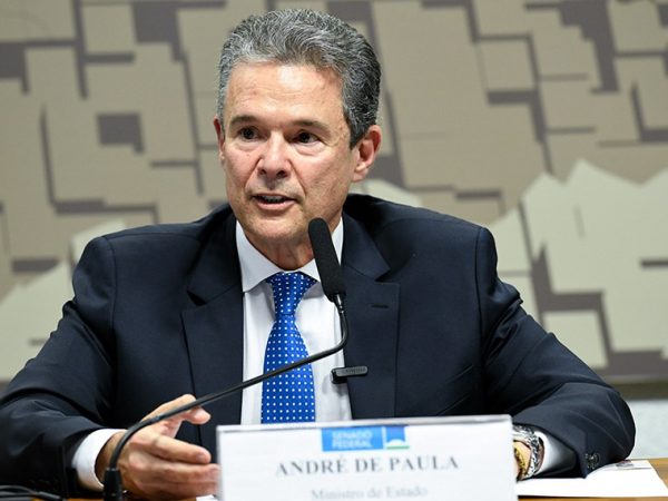 Em  pronunciamento, ministro de Estado da Pesca e Aquicultura, André Carlos Alves de Paula Filho.