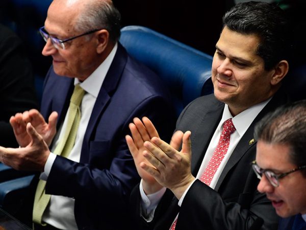 O presidente do Senado, Davi Alcolumbre, entre o presidente em exercício, Geraldo Alckmin, e o presidente da Câmara, Hugo Motta Saulo Cruz/Agência Senado