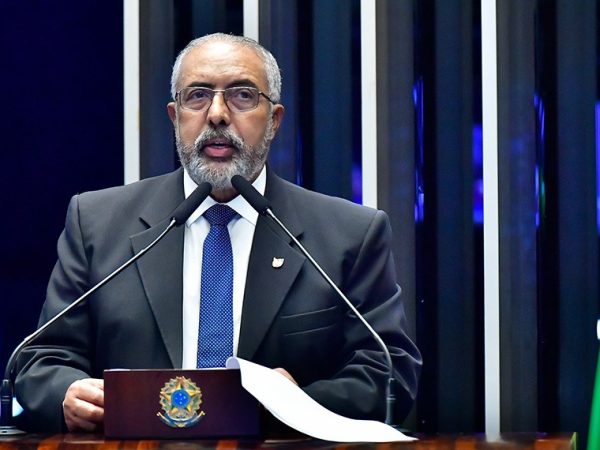 Em discurso, à tribuna, senador Paulo Paim (PT-RS).