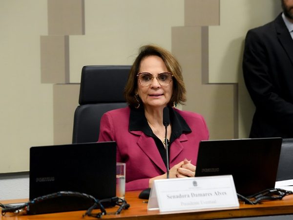 À mesa, presidente eventual da CTFC, senadora Damares Alves (Republicanos-DF), conduz reunião.