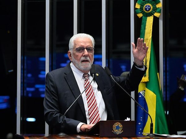 À tribuna, em discurso, senador Jaques Wagner (PT-BA).