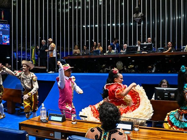 Mesa: 
representante da União Junina DF, Hamilton Tatu; 
representante do Projeto Giro Cultural, Patrese Ricardo;  
presidente e requerente desta sessão, senador Izalci Lucas (PL-DF); 
secretário desta sessão; 
presidente da Federação de Quadrilhas Juninas do Distrito Federal e Entorno (Fequaju), Robson Vilela; 
vice-presidente da Liga de Quadrilha do Distrito Federal, Thiago Viana.