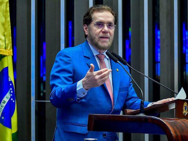 À tribuna, em discurso, senador Plínio Valério (PSDB-AM).