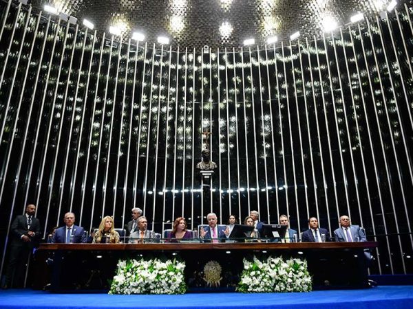 Mesa: 
reitor da Universidade de Fortaleza (Unifor), Randal Martins Pompeu;
presidente da Fundação Edson Queiroz, Lenise Queiroz Rocha;
governador do Estado do Ceará, Elmano de Freitas;
requerente desta sessão, deputada Fernanda Pessoa (União-CE);
presidente e requerente desta sessão, senador Eduardo Girão (Novo-CE);
diretora da Secretaria Legislativa do Congresso Nacional, Roberta Lys de Moura Rochael;
ministro de Estado da Educação, Camilo Sobreira de Santana;
presidente do Tribunal Regional Eleitoral do Estado do Ceará (TRE/CE), desembargador Raimundo Nonato Silva Santos;
ministro do Superior Tribunal de Justiça (STJ), Teodoro Silva Santos.