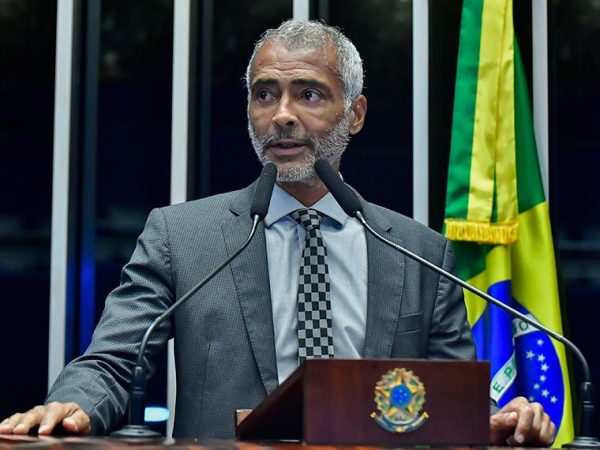 Em discurso, à tribuna, senador Romário (PL-RJ).