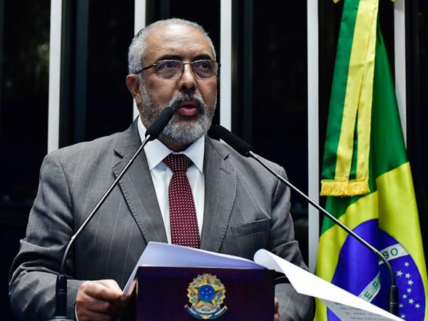 Em discurso, à tribuna, senador Paulo Paim (PT-RS).