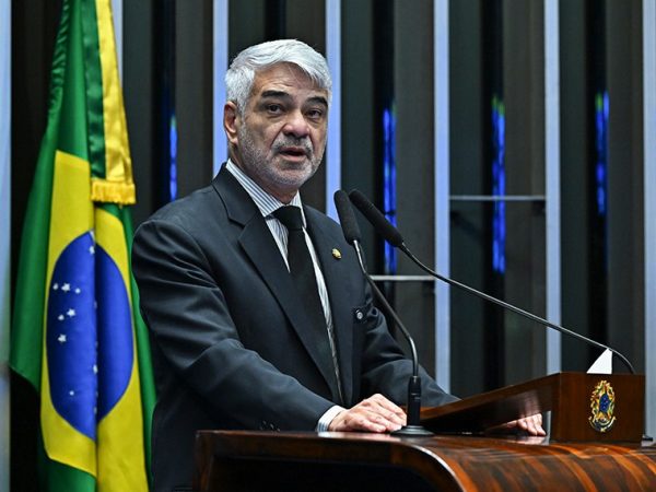 Em discurso, à tribuna, senador Humberto Costa (PT-PE).