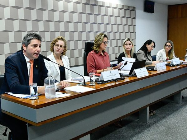 Mesa: 
senador Carlos Portinho (PL-RJ) - em pronunciamento; 
vice-presidente do Comitê Olímpico do Brasil - COB, Yane Marques; 
presidente da CEsp, senadora Leila Barros (PDT-DF); 
subcoordenadora do Núcleo de Direitos Humanos da Defensoria Pública do Estado do Rio de Janeiro, Tathiane Campos Soares; 
membro da Câmara Técnica de Psiquiatria do Conselho Federal de Medicina, Christina Hajaj Gonzalez; 
coordenadora-geral de Monitoramento de Jogo Responsável, da Secretaria de Prêmios e Apostas do Ministério da Fazenda, Daniele Correa Cardoso.