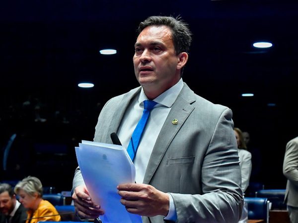 Em pronunciamento, à bancada, senador Styvenson Valentim (PSDB-RN).