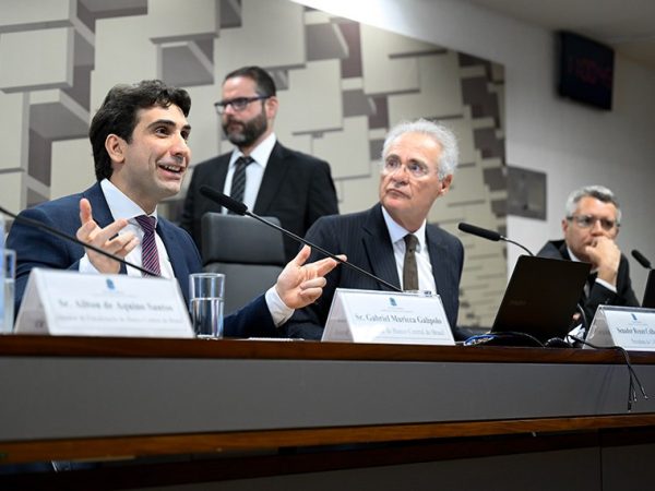 Mesa: 
presidente do Banco Central do Brasil, Gabriel Muricca Galípolo;
presidente da CAE, senador Renan Calheiros (MDB-AL);
presidente do Conselho de Controle de Atividades Financeiras (Coaf), Ricardo Andrade Saadi.