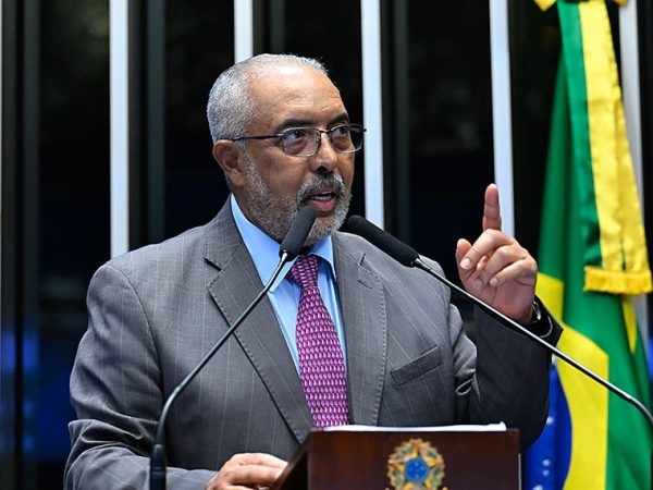Senador Paulo Paim (PT-RS) em discurso à tribuna.