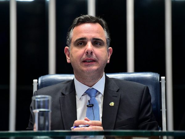 À mesa, presidente do Senado Federal, senador Rodrigo Pacheco (PSD-MG), conduz sessão.