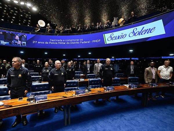 Da bancada, convidados acompanham sessão.