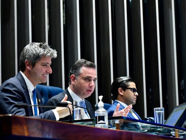 Mesa: 
senador Carlos Portinho (PL-RJ);
presidente do Senado Federal, senador Rodrigo Pacheco (PSD-MG); 
secretário-geral da Mesa do Senado Federal, Gustavo A. Sabóia Vieira.