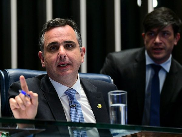 À mesa, presidente do Senado Federal, senador Rodrigo Pacheco (PSD-MG), conduz sessão.