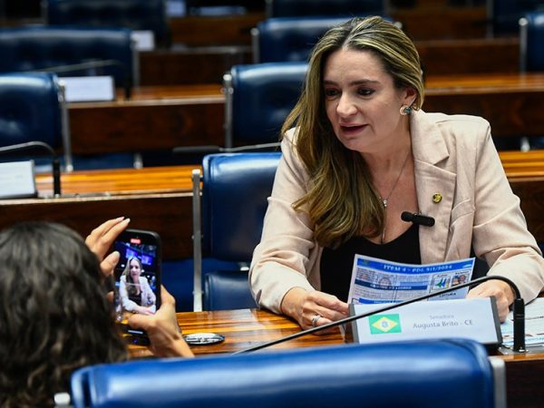 À bancada, senadora Augusta Brito (PT-CE).