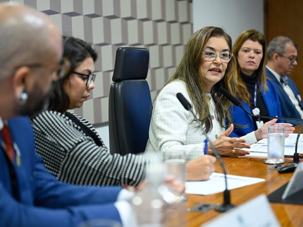 Mesa: 
tecnologista da Coordenação-Geral de Saúde Bucal do Ministério da Saúde (SAPS/MS), Marcus Cristian Muniz Conde;
coordenadora de Inspeção e Fiscalização Sanitária de Alimentos da Agência Nacional de Vigilância Sanitária (Anvisa), Renata de Araujo Ferreira;
presidente eventual da CE, senadora Dra. Eudócia (PSDB-AL);
coordenadora-geral Substituta do Programa Nacional de Alimentação Escolar (PNAE) do Fundo Nacional de Desenvolvimento da Educação (FNDE) e representante do Ministério da Educação (MEC), Renata Mainenti.
representante do Instituto Livre Mercado (ILM), Adriano Paranaiba.