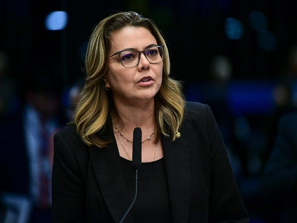 Em pronunciamento, à bancada, senadora Leila Barros (PDT-DF).